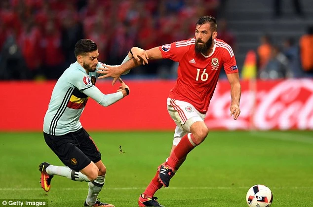 Joe Ledley ở trận thắng Bỉ Euro 2016.